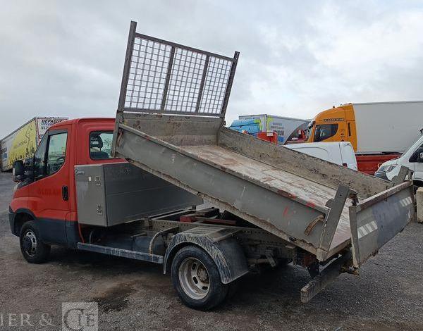 IVECO DAILY 35C13 BENNE AVEC COFFRE ACIER DIESEL – 146386 KMS – ANNEE 2016 ROUGE EC-597-MX