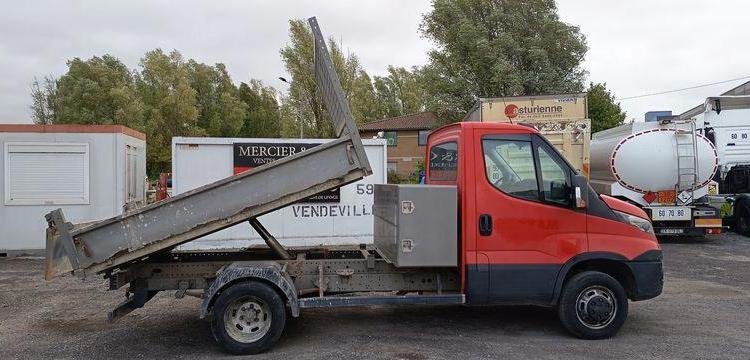 IVECO DAILY 35C13 BENNE AVEC COFFRE ACIER DIESEL – 146386 KMS – ANNEE 2016 ROUGE EC-597-MX