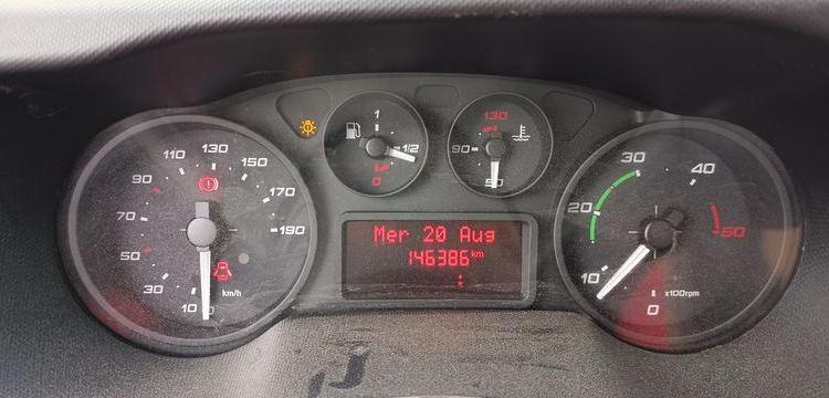 IVECO DAILY 35C13 BENNE AVEC COFFRE ACIER DIESEL – 146386 KMS – ANNEE 2016 ROUGE EC-597-MX