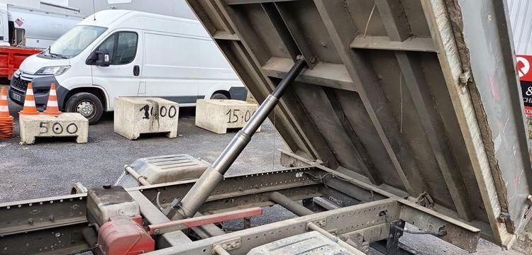 IVECO DAILY 35C13 BENNE AVEC COFFRE ACIER DIESEL – 146386 KMS – ANNEE 2016 ROUGE EC-597-MX