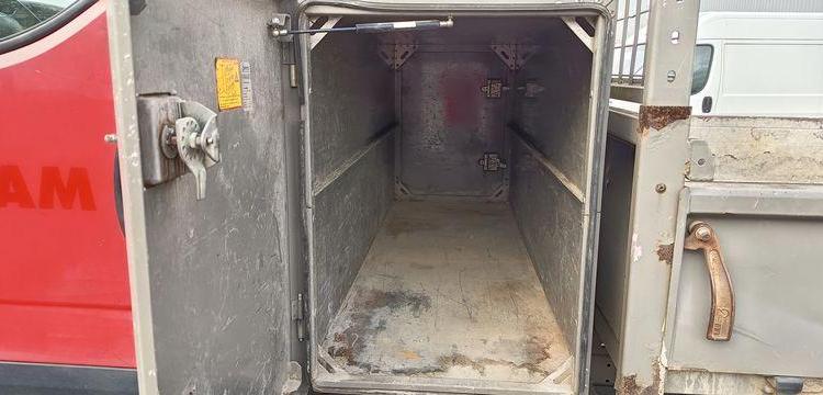 IVECO DAILY 35C13 BENNE AVEC COFFRE ACIER DIESEL – 146386 KMS – ANNEE 2016 ROUGE EC-597-MX