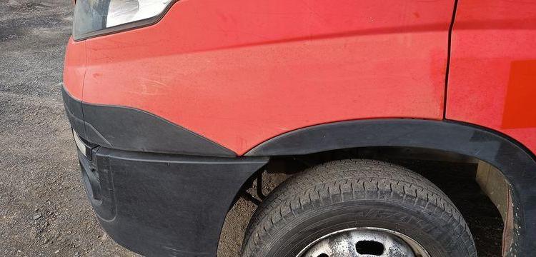 IVECO DAILY 35C13 BENNE AVEC COFFRE ACIER DIESEL – 146386 KMS – ANNEE 2016 ROUGE EC-597-MX