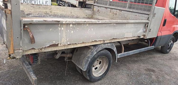 IVECO DAILY 35C13 BENNE AVEC COFFRE ACIER DIESEL – 146386 KMS – ANNEE 2016 ROUGE EC-597-MX