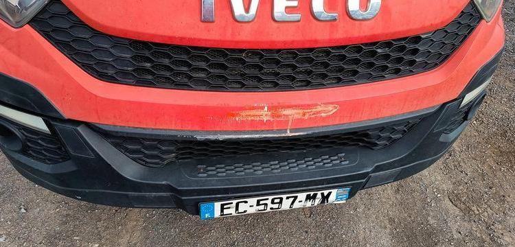IVECO DAILY 35C13 BENNE AVEC COFFRE ACIER DIESEL – 146386 KMS – ANNEE 2016 ROUGE EC-597-MX