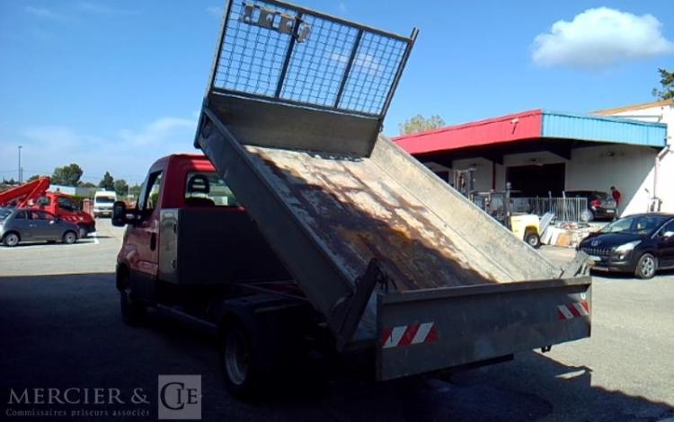 IVECO 35-130 BENNE SIMPLE CABINE COFFRE ROUGE EF-965-FT
