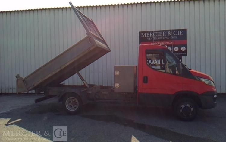 IVECO 35-130 BENNE SIMPLE CABINE COFFRE ROUGE EF-965-FT