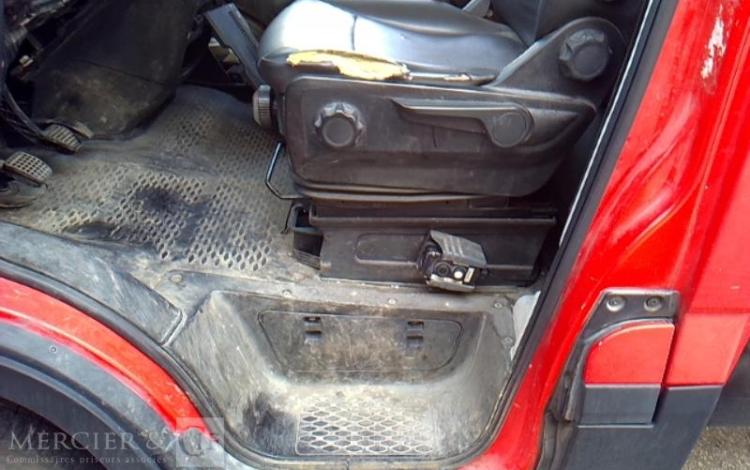 IVECO 35-130 BENNE SIMPLE CABINE COFFRE ROUGE EF-965-FT