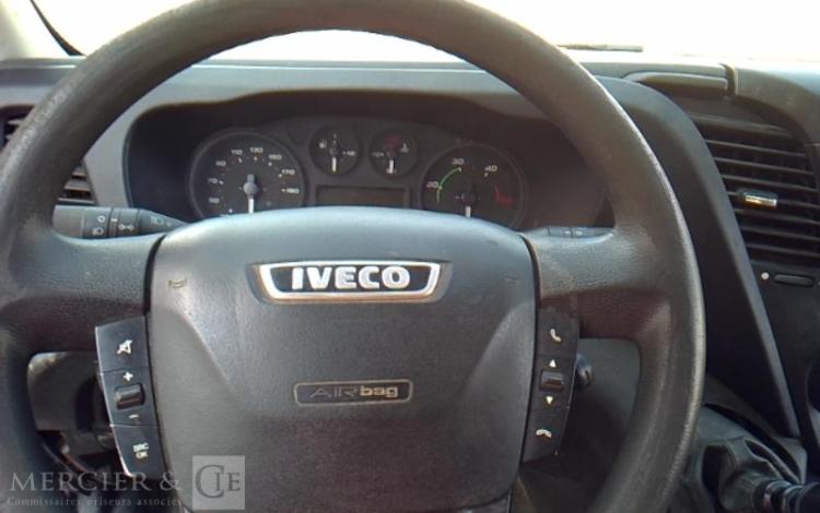 IVECO 35-130 BENNE SIMPLE CABINE COFFRE ROUGE EF-965-FT