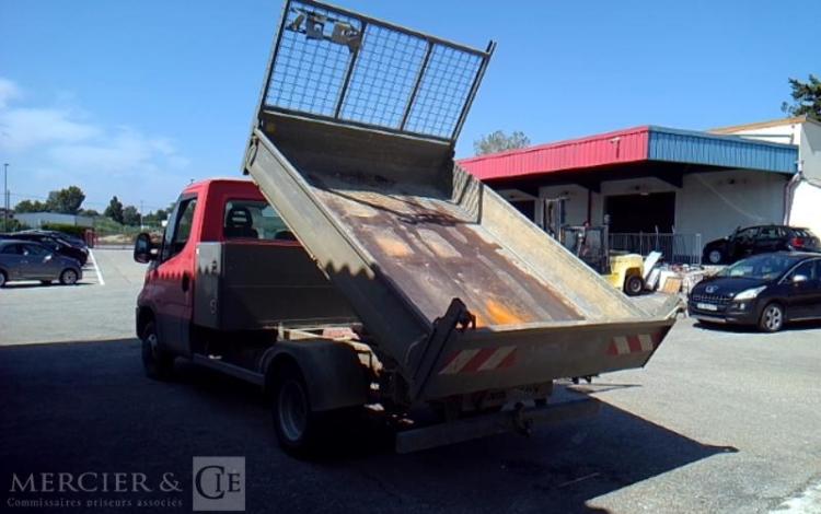 IVECO 35-130 BENNE SIMPLE CABINE COFFRE ROUGE EG-194-HA