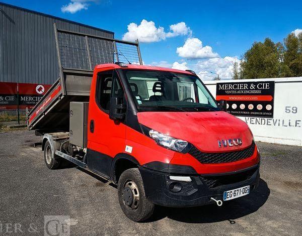 IVECO DAILY 35C13 BENNE AVEC COFFRE ACIER DIESEL – 156099 KMS – ANNEE 2016 ROUGE EG-671-QG