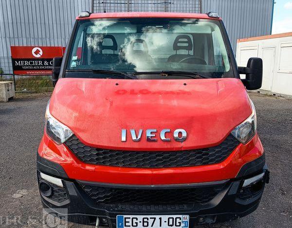IVECO DAILY 35C13 BENNE AVEC COFFRE ACIER DIESEL – 156099 KMS – ANNEE 2016 ROUGE EG-671-QG