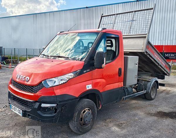 IVECO DAILY 35C13 BENNE AVEC COFFRE ACIER DIESEL – 156099 KMS – ANNEE 2016 ROUGE EG-671-QG