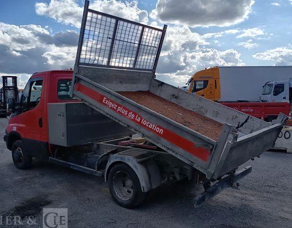 IVECO DAILY 35C13 BENNE AVEC COFFRE ACIER DIESEL – 156099 KMS – ANNEE 2016 ROUGE EG-671-QG