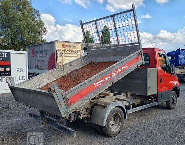IVECO DAILY 35C13 BENNE AVEC COFFRE ACIER DIESEL – 156099 KMS – ANNEE 2016 ROUGE EG-671-QG