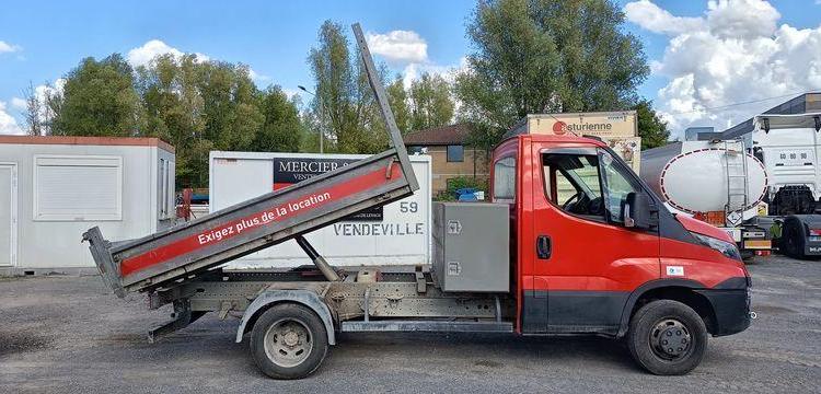 IVECO DAILY 35C13 BENNE AVEC COFFRE ACIER DIESEL – 156099 KMS – ANNEE 2016 ROUGE EG-671-QG
