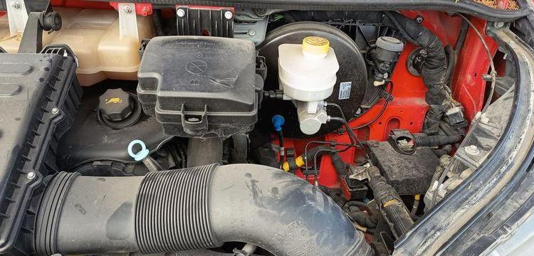 IVECO DAILY 35C13 BENNE AVEC COFFRE ACIER DIESEL – 156099 KMS – ANNEE 2016 ROUGE EG-671-QG