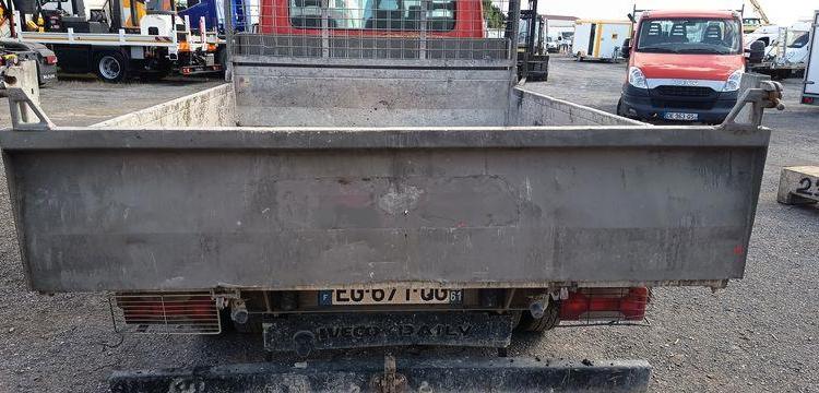 IVECO DAILY 35C13 BENNE AVEC COFFRE ACIER DIESEL – 156099 KMS – ANNEE 2016 ROUGE EG-671-QG
