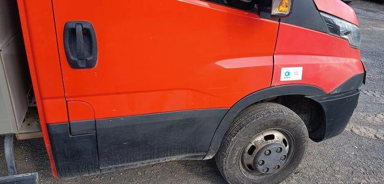 IVECO DAILY 35C13 BENNE AVEC COFFRE ACIER DIESEL – 156099 KMS – ANNEE 2016 ROUGE EG-671-QG