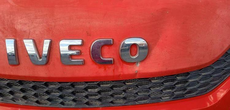 IVECO DAILY 35C13 BENNE AVEC COFFRE ACIER DIESEL – 156099 KMS – ANNEE 2016 ROUGE EG-671-QG