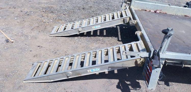 HUBIERE REMORQUE PORTE ENGIN 2 ESSIEUX – PTAC : 3,5 TONNES – ANNEE 2017  EJ-117-CE