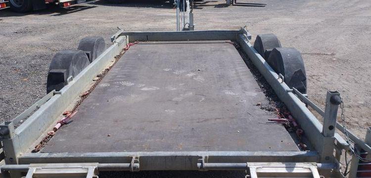 HUBIERE REMORQUE PORTE ENGIN 2 ESSIEUX – PTAC : 3,5 TONNES – ANNEE 2017  EJ-117-CE