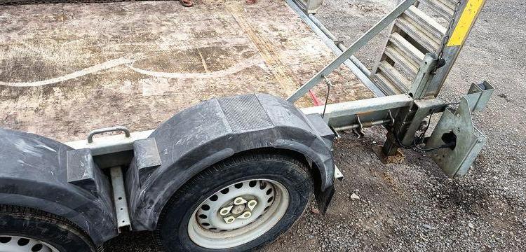HUBIERE REMORQUE PORTE ENGIN 2 ESSIEUX PTAC 2,5 TONNES – ANNEE 2017  EK-492-XA