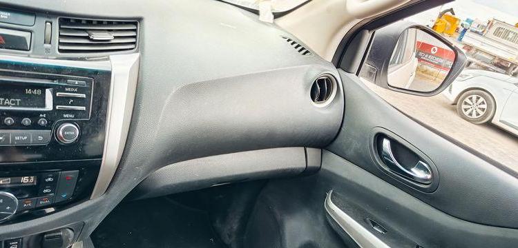 NISSAN NP 300 NAVARA (D23) 2.3 DCI 16V DOUBLE CABINE 4WD 190 CV – DIESEL – 105335 KMS BLANC EM-700-HP
