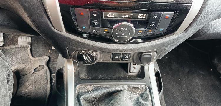 NISSAN NP 300 NAVARA (D23) 2.3 DCI 16V DOUBLE CABINE 4WD 190 CV – DIESEL – 105335 KMS BLANC EM-700-HP