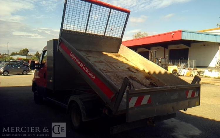 IVECO 35-120 BENNE SIMPLE CABINE COFFRE ROUGE EM-993-BP