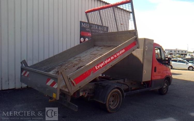 IVECO 35-120 BENNE SIMPLE CABINE COFFRE ROUGE EM-993-BP