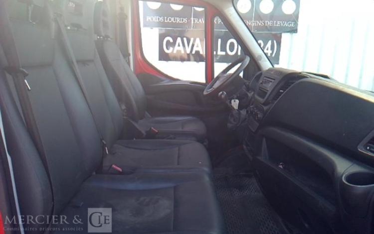 IVECO 35-120 BENNE SIMPLE CABINE COFFRE ROUGE EM-993-BP