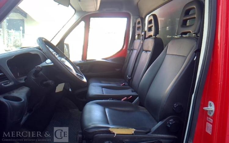IVECO 35-120 BENNE SIMPLE CABINE COFFRE ROUGE EM-993-BP