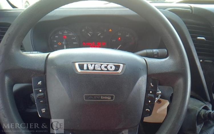 IVECO 35-120 BENNE SIMPLE CABINE COFFRE ROUGE EM-993-BP