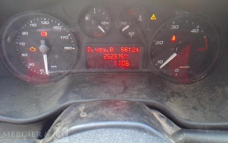 IVECO 35-120 BENNE SIMPLE CABINE COFFRE ROUGE EM-993-BP