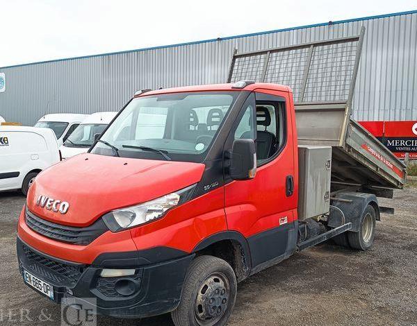 IVECO DAILY 35C12 BENNE AVEC COFFRE ACIER DIESEL – 167204 KMS – ANNEE 2017 ROUGE EN-665-DP