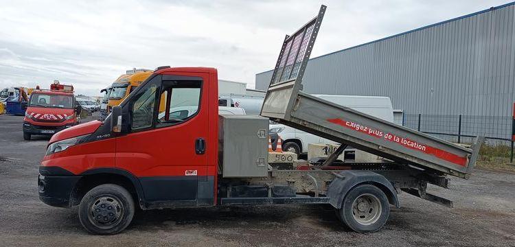 IVECO DAILY 35C12 BENNE AVEC COFFRE ACIER DIESEL – 167204 KMS – ANNEE 2017 ROUGE EN-665-DP
