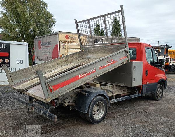 IVECO DAILY 35C12 BENNE AVEC COFFRE ACIER DIESEL – 167204 KMS – ANNEE 2017 ROUGE EN-665-DP