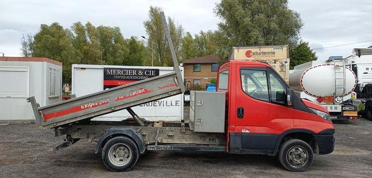IVECO DAILY 35C12 BENNE AVEC COFFRE ACIER DIESEL – 167204 KMS – ANNEE 2017 ROUGE EN-665-DP