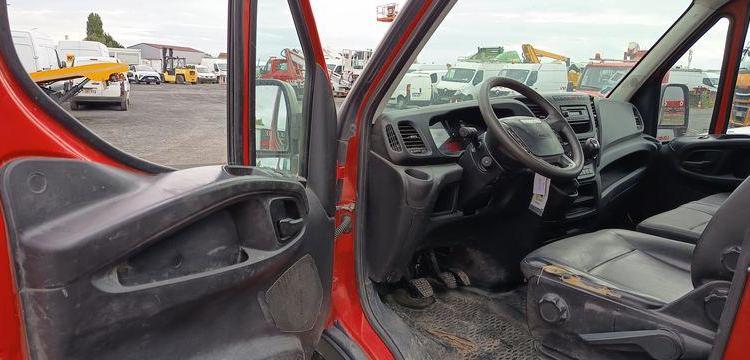 IVECO DAILY 35C12 BENNE AVEC COFFRE ACIER DIESEL – 167204 KMS – ANNEE 2017 ROUGE EN-665-DP