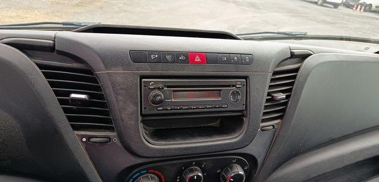 IVECO DAILY 35C12 BENNE AVEC COFFRE ACIER DIESEL – 167204 KMS – ANNEE 2017 ROUGE EN-665-DP