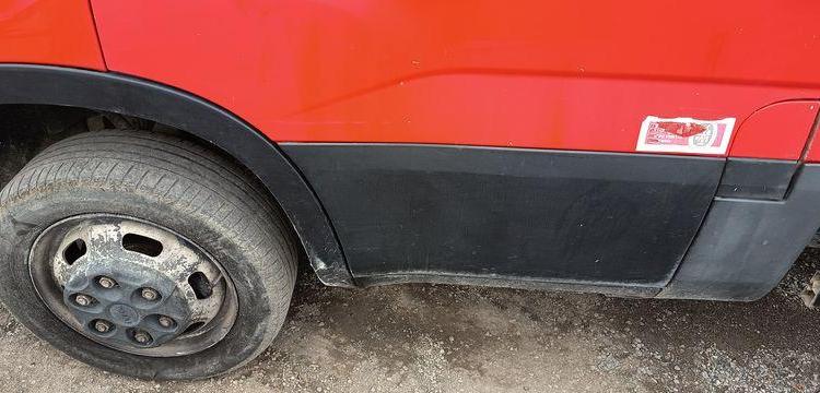 IVECO DAILY 35C12 BENNE AVEC COFFRE ACIER DIESEL – 167204 KMS – ANNEE 2017 ROUGE EN-665-DP
