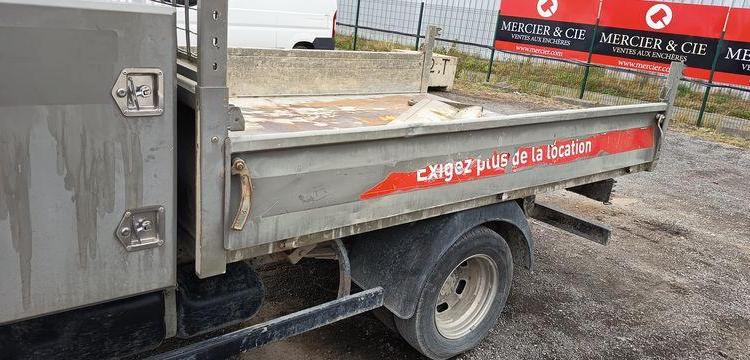 IVECO DAILY 35C12 BENNE AVEC COFFRE ACIER DIESEL – 167204 KMS – ANNEE 2017 ROUGE EN-665-DP