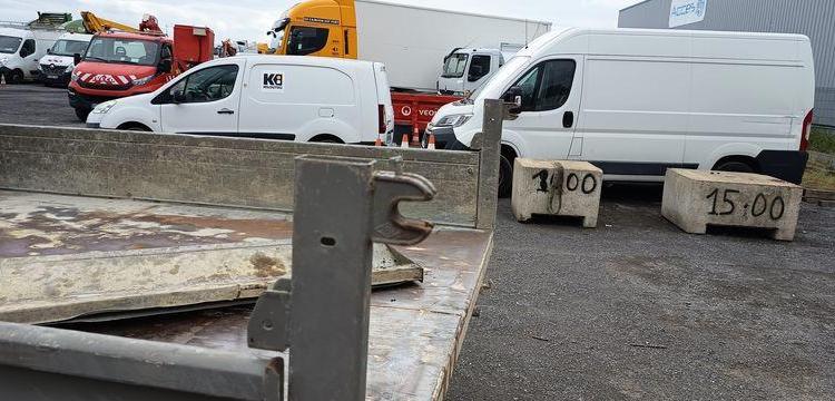 IVECO DAILY 35C12 BENNE AVEC COFFRE ACIER DIESEL – 167204 KMS – ANNEE 2017 ROUGE EN-665-DP