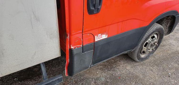 IVECO DAILY 35C12 BENNE AVEC COFFRE ACIER DIESEL – 167204 KMS – ANNEE 2017 ROUGE EN-665-DP