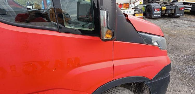 IVECO DAILY 35C12 BENNE AVEC COFFRE ACIER DIESEL – 167204 KMS – ANNEE 2017 ROUGE EN-665-DP