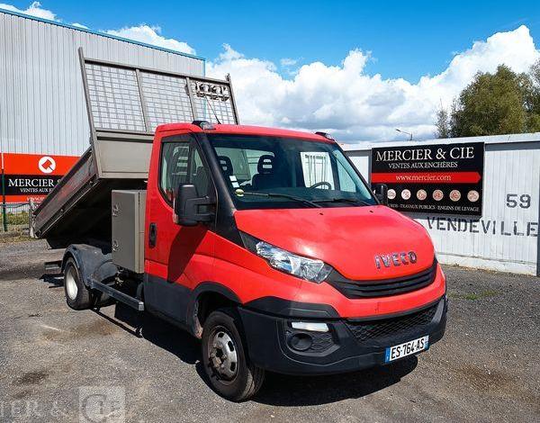 IVECO DAILY 35C12 BENNE AVEC COFFRE ACIER DIESEL – 164359 KMS – ANNEE 2017 ROUGE ES-764-AS