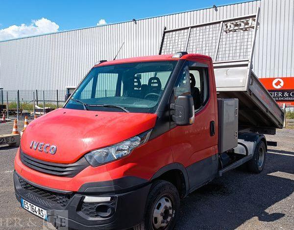 IVECO DAILY 35C12 BENNE AVEC COFFRE ACIER DIESEL – 164359 KMS – ANNEE 2017 ROUGE ES-764-AS