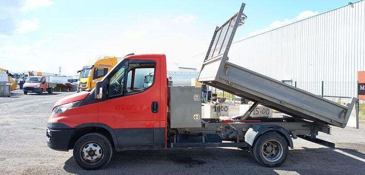 IVECO DAILY 35C12 BENNE AVEC COFFRE ACIER DIESEL – 164359 KMS – ANNEE 2017 ROUGE ES-764-AS