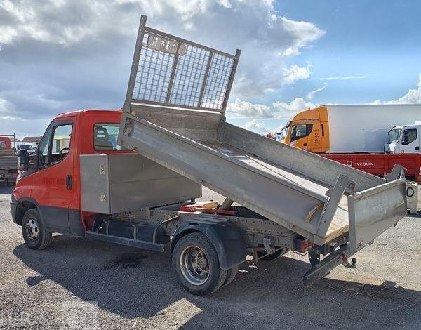 IVECO DAILY 35C12 BENNE AVEC COFFRE ACIER DIESEL – 164359 KMS – ANNEE 2017 ROUGE ES-764-AS