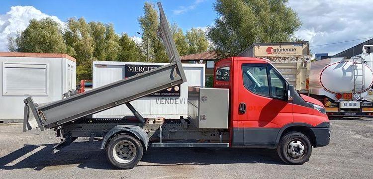 IVECO DAILY 35C12 BENNE AVEC COFFRE ACIER DIESEL – 164359 KMS – ANNEE 2017 ROUGE ES-764-AS